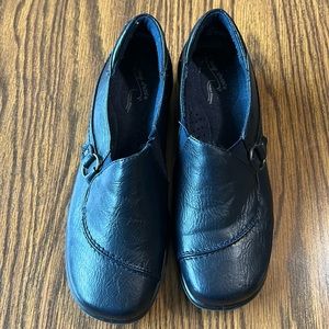 EUC East Street women navy slip-on shoe. Size 7.5.